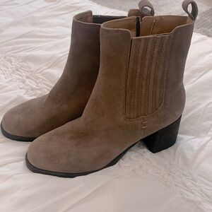 Blondo Sonali Waterproof Boots NWT Size 7.5. Great for wet Fall and Winter days!